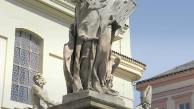 Barok kumtaşı heykel, Hristiyan Kutsal Aziz. Mavi gökyüzü ile güzel bir güneşli gün. Taş Heykel, arka planda kilise bul. Katolik dini sembolizm ve sahne