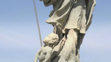 Barok kumtaşı heykel, Hristiyan Kutsal Aziz. Mavi gökyüzü ile güzel bir güneşli gün. Taş Heykel, arka planda kilise bul. Katolik dini sembolizm ve sahne