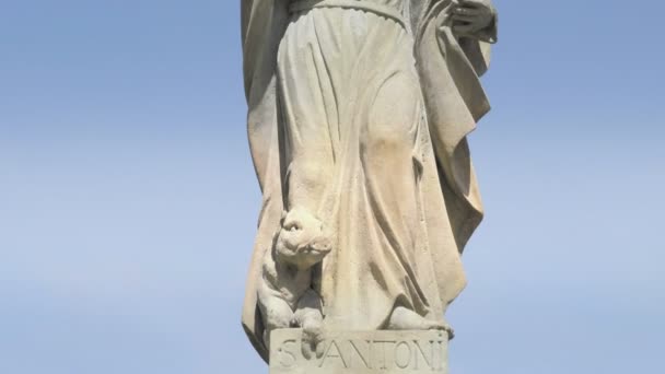 巴洛克砂岩雕像 基督教圣徒 美丽的阳光明媚的天与蓝天 石雕像 教堂背景 宗教天主教象征主义和场面 — 图库视频影像