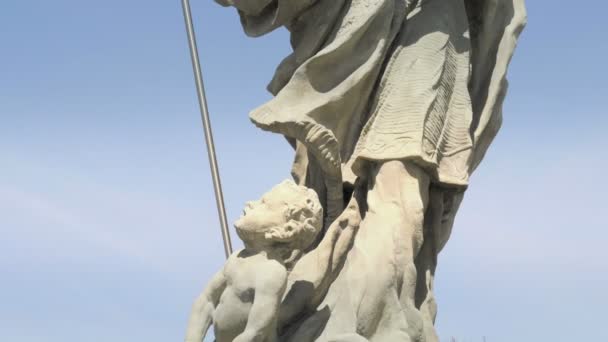 Estatua Barroca Piedra Arenisca Santa Cristiana Hermoso Día Soleado Con — Vídeo de stock