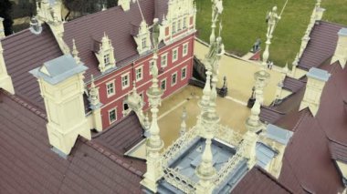 Kırmızı cephe ile klasik Kalesi'nin çatısında kuleden görüntüleyin. Hendek, heykel dekorasyon ile anıtsal Sarayı