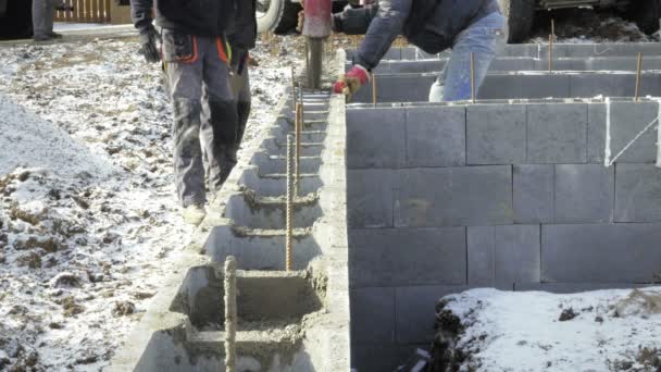 Pracownicy Pracują Plac Budowy Prace Ziemne Wszystko Odlew Pompy Betonu — Wideo stockowe