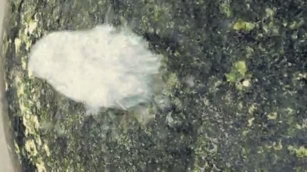 Moderne Wasserfontäne Große Steinkugel Aus Der Ein Wasserstrom Fließt Abstrakter — Stockvideo