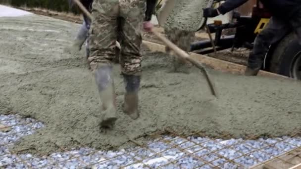 工人在建筑工地 地面工作 对家庭房屋地基浇注泵混凝土的详细情况 混凝土搅拌泵在基板上工作 背景是天空 — 图库视频影像