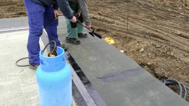 Brander Voor Het Verlijmen Van Waterdichtheid Isolatie Werknemer Waardoor Waterdichtheid — Stockvideo