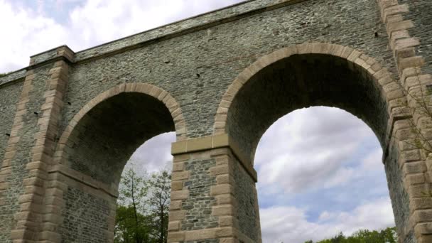 Steinerne Eisenbahnbogenbrücke Hohes Altes Viadukt Verkehrsbau Historische Architektur Tagsüber Insgesamt — Stockvideo