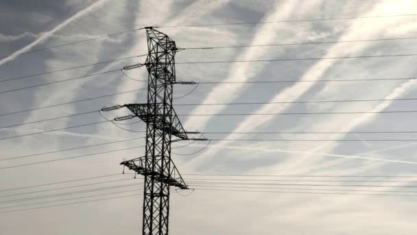 Pilón Alto Voltaje Cielo Fondo Tensión Poste Metal Edificio Industrial — Vídeo de stock