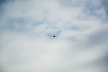 küçük uçak gökyüzünde