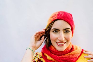 beyaz zemin üzerinde gülümseyen kız