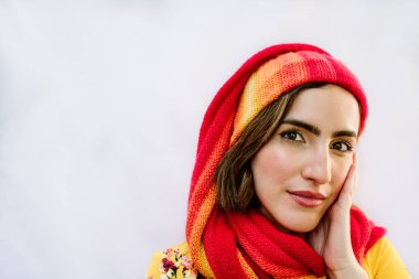 kız beyaz zemin üzerine