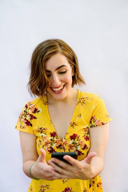 mobile ile gülümseyen kadın