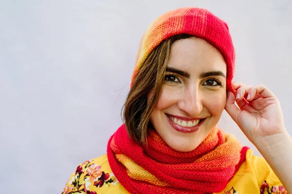 beyaz zemin üzerinde gülümseyen kız