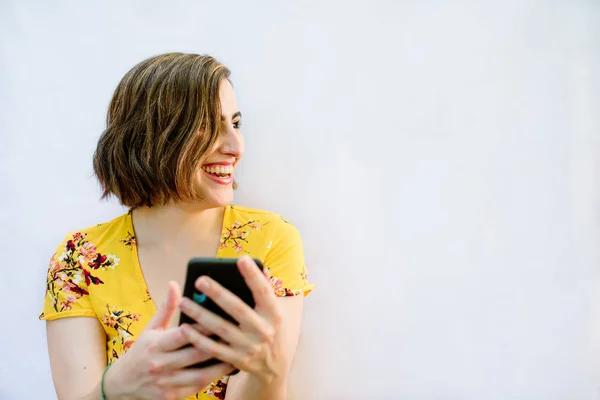 mobile ile gülümseyen kadın