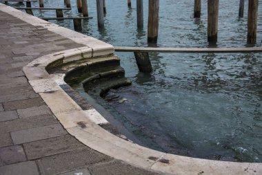 Deniz kenarındaki merdivenler.