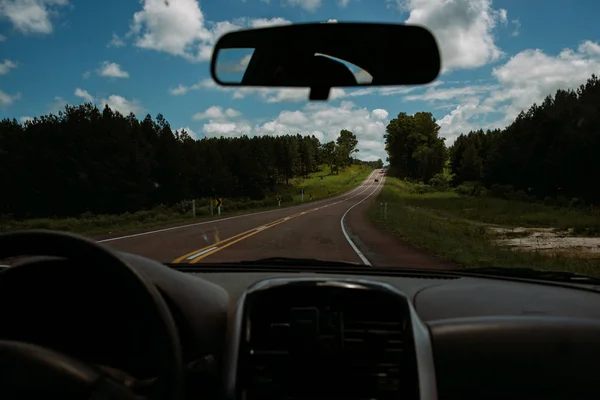 Вид на дорогу из автомобиля — стоковое фото