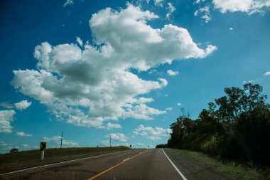 Güzel bir günde yol.