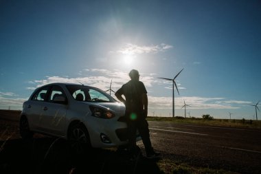 Yalnız bir adam arabayla yolda.