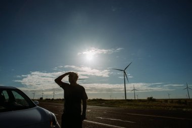 Yolun ötesine bakan bir adam