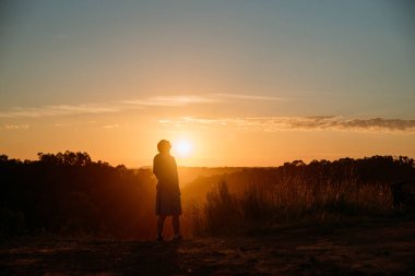 Gün batımında adam