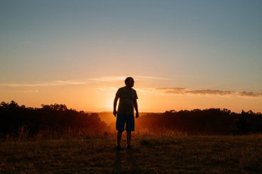 gün batımında adam