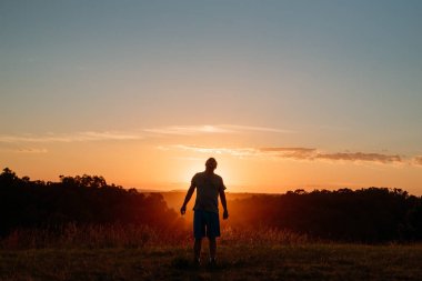 gün batımında adam