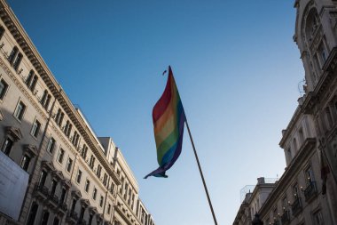 Madrid 'de, arka planda gökyüzü ve binalar olan çeşitlilik bayrağı yükseltildi