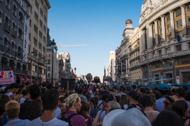 İspanya, Madrid 'de cinsel çeşitlilik için geçit töreni düzenleyen çok kişi var.