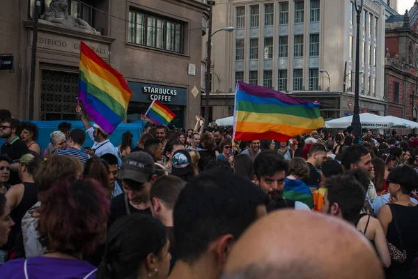 マドリードの虹の旗を持つ多様性のために行進する人々の群衆 — ストック写真