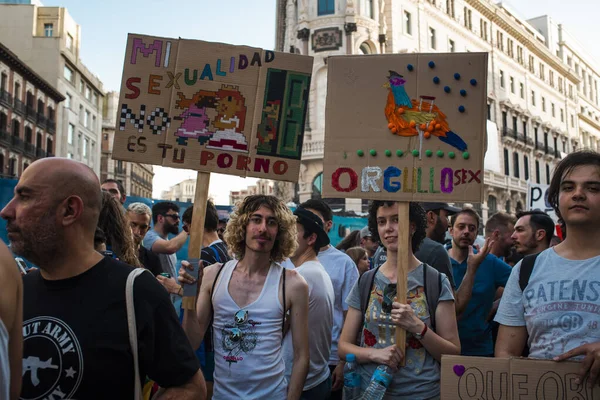 在西班牙马德里举行的争取多样性游行人群中张贴性多样性海报的年轻人 — 图库照片