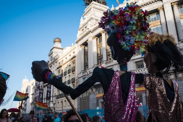 Jättemänniskor Paraden För Sexuell Mångfald Och Stolthet Flaggor Madrid Spanien — Stockfoto