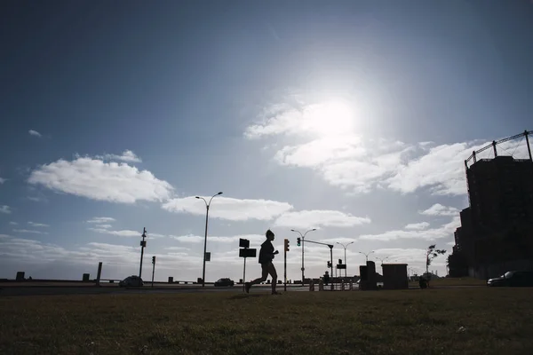 Niña Corriendo Ciudad Sombra Contra Luz Con Hierba Cielo Azul —  Fotos de Stock