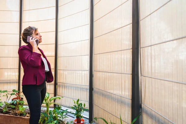 Молодая Деловая Женщина Серьезно Разговаривает Мобильному Телефону Носит Официальную Одежду — стоковое фото