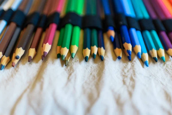 Világos Színű Ceruzák Egy Bézs Szöveten Barna Rózsaszín Zöld Kék — Stock Fotó