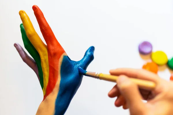 Weiße Person Bemalt Seine Hand Mit Blauer Farbe Viele Farben — Stockfoto