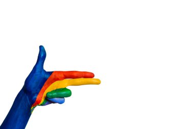 Beyaz arka planda sağı gösteren bir silah şeklinde elle boyanmış. Stüdyo fotoğrafı. Boşluğu kopyala.