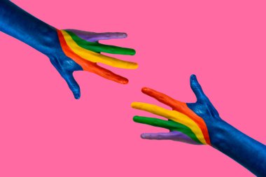 Renkli eller pembe arka plana dokunmaya çalışıyor. Boşluğu Kopyala.