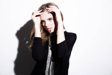 kolye ile sarışın kız