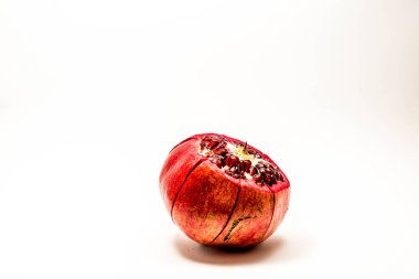 Beyaz arkaplanda izole edilmiş nar