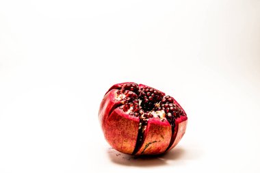 Beyaz arkaplanda izole edilmiş nar