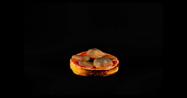 Остановить Движение Гамбургер Приготовления Пищи Изолированный Черный Фон — стоковое видео