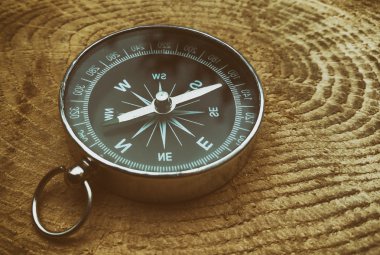 Ahşap yüzey, yakın çekim, vitray stil pusula