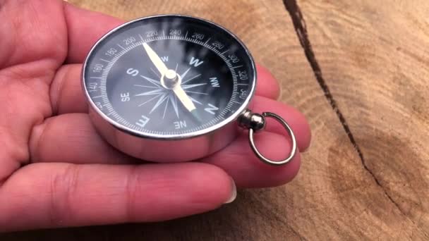 Round metal compass on the palm of the human female — Stock Video