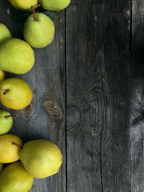 eski ahşap zemin üzerine olgun armut