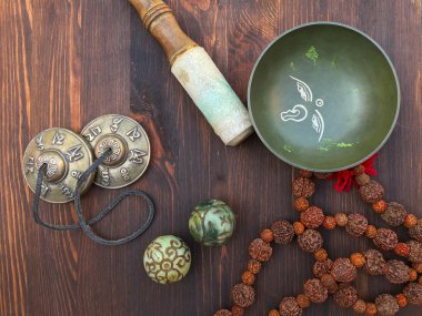 Tibet şarkı kase ve dini ayin için nesneleri
