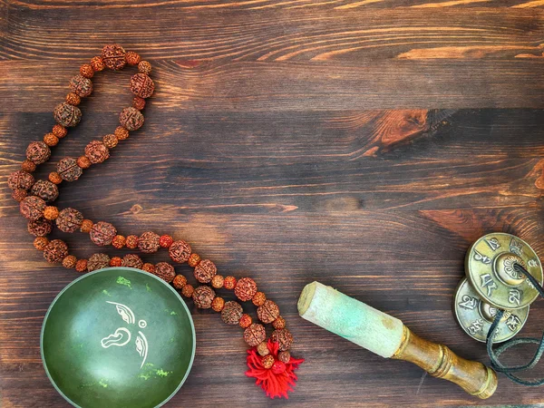 Taça de canto, tambores de cobre címbalos, Rudraksha contas para meditati — Fotografia de Stock