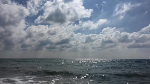 雨や嵐の前に、海の上の雲 — ストック動画