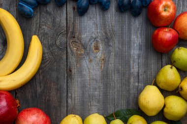 Ahşap arka plan üzerinde olgunlaşmış meyve