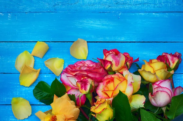 Güller, gül üzerinde mavi bir arka plan bulanık buket — Stok fotoğraf