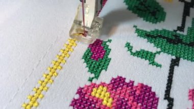 Nakış makine nakışı çiçek desenli beyaz kumaş üzerine çapraz