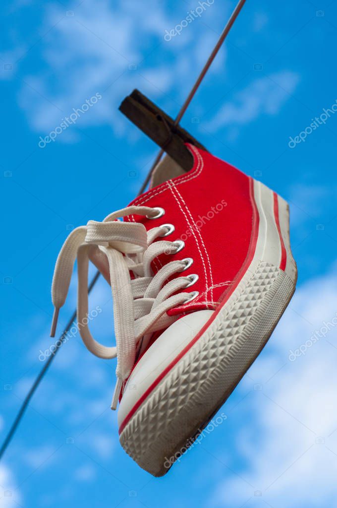 Colgadas Rojo Zapatillas En De Uno Deporte Un Contra Tendedero CxBWrdoe